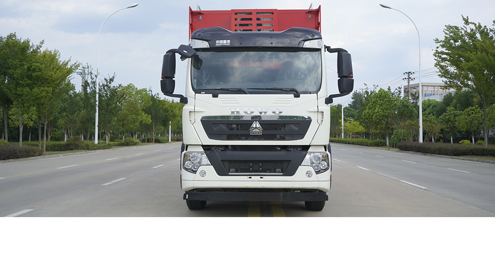 重汽豪沃宿营车图1