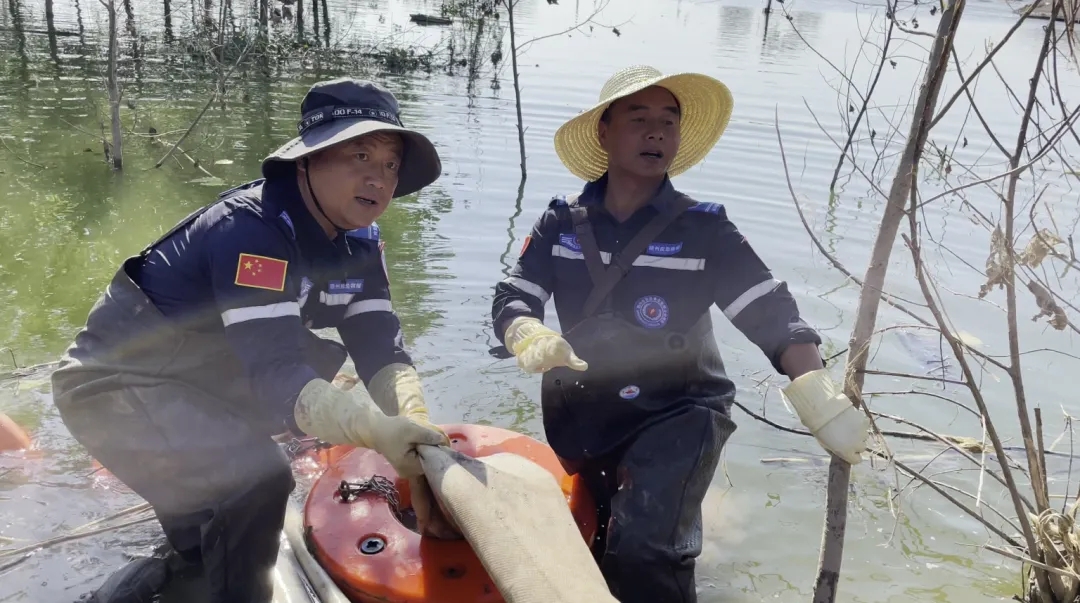 【救援先锋】排涝战场的无畏勇士——向鼎